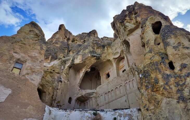 Göreme Açık Hava Müzesi Karanlık Kilise dış cephe; kaya oyma mimari ve çok katlı manastır yapısı.